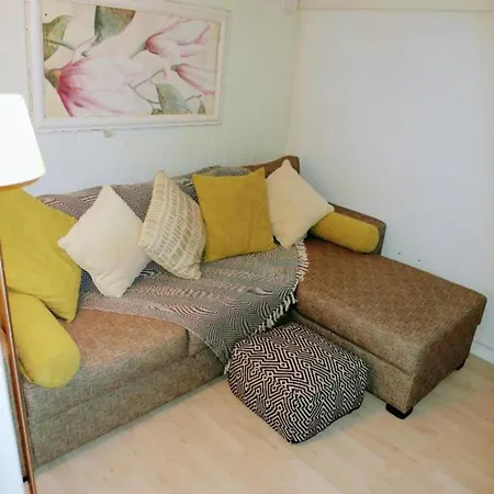 Cozy Coastal Retreat Near Arendal Διαμέρισμα *