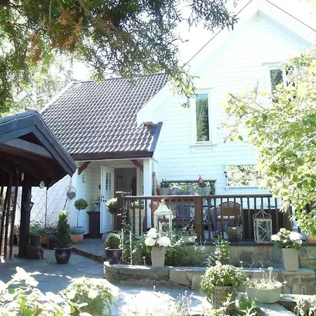 Cozy Coastal Retreat Near Arendal Færvik